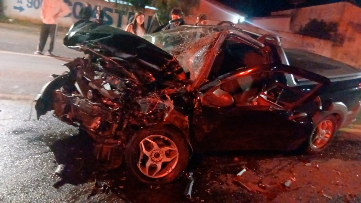Colisão entre carro e caminhão deixa dois jovens feridos na PR-082 em São João do Ivaí