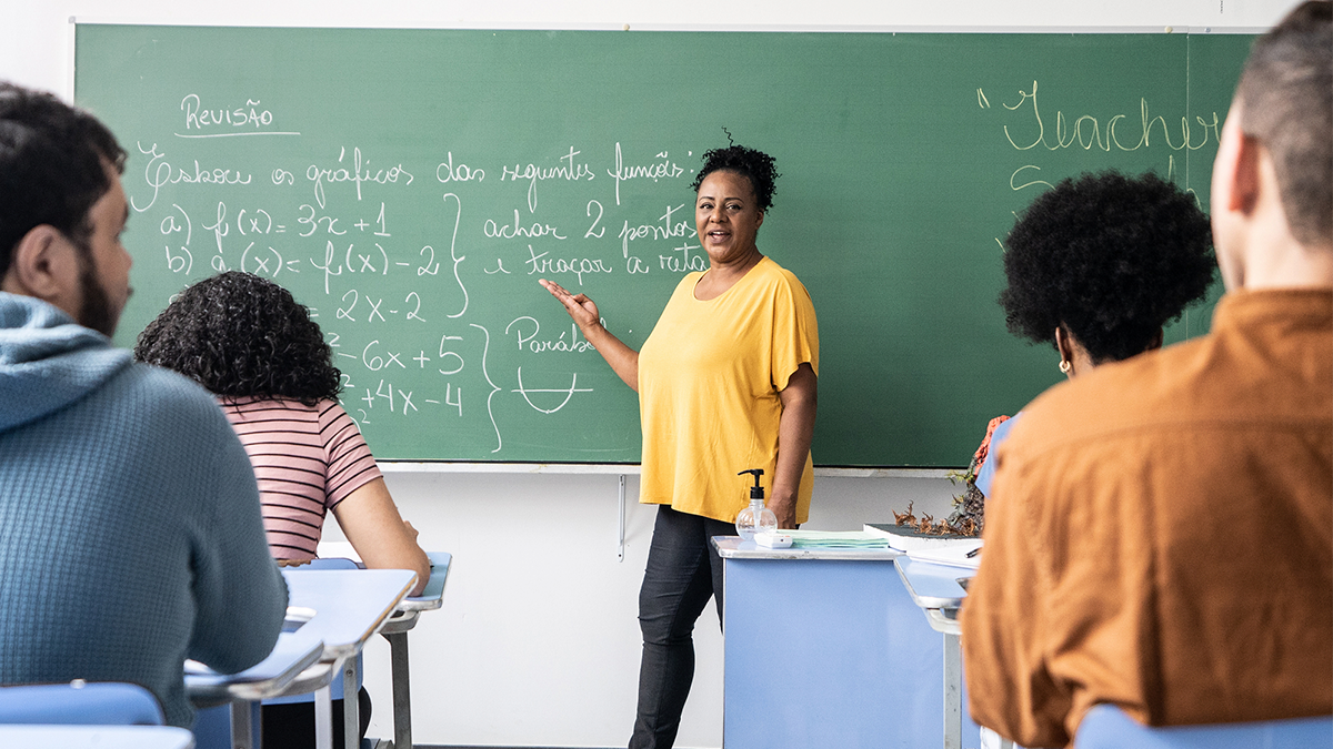 Número de professores jovens no ensino médio cai mais de 30% em dez anos no Brasil