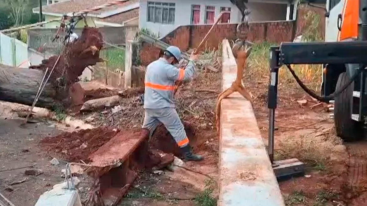 Copel trabalha para restabelecer energia a 10,5 mil imóveis após temporais no Paraná