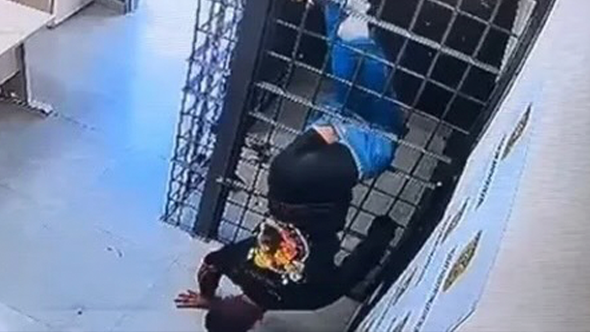 Homem espreme o corpo entre as grades de cela e foge de delegacia em Florianópolis