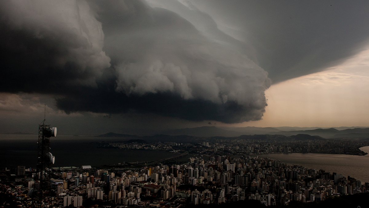 Inmet emite alertas laranjas de perigo para tempestades no Paraná