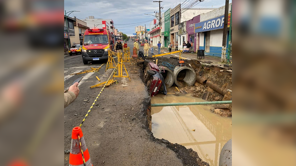 Motorista morre após carro cair em obra de drenagem em Prudentópolis