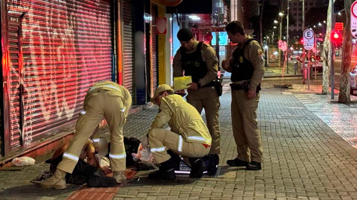 Homem é esfaqueado nas costas após discussão com namorado no Centro de Curitiba