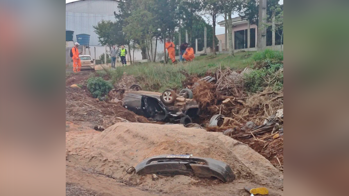 Trabalhador morre atropelado e três ficam feridos após carro sair da pista na PR-460, em Pitanga