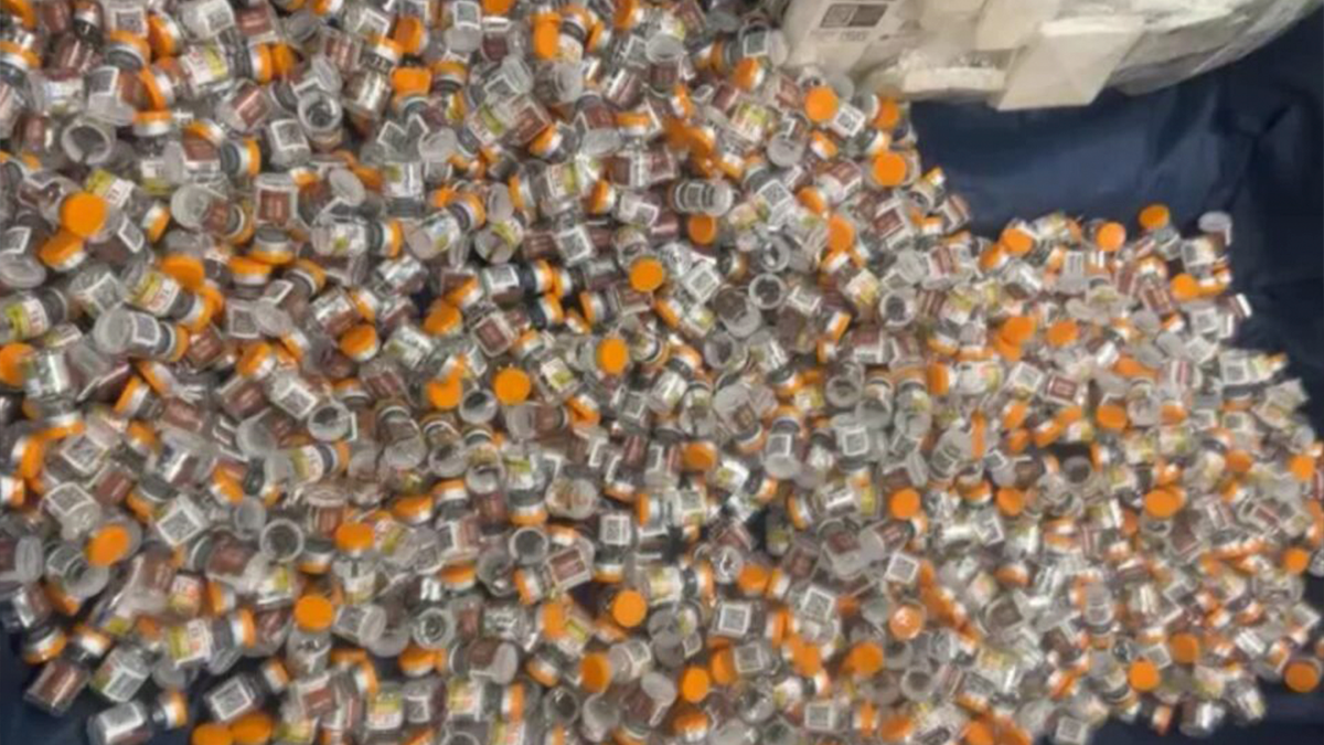 PF prende dupla com 1,9 mil ampolas de emagrecedores e anabolizantes no Aeroporto de Foz do Iguaçu