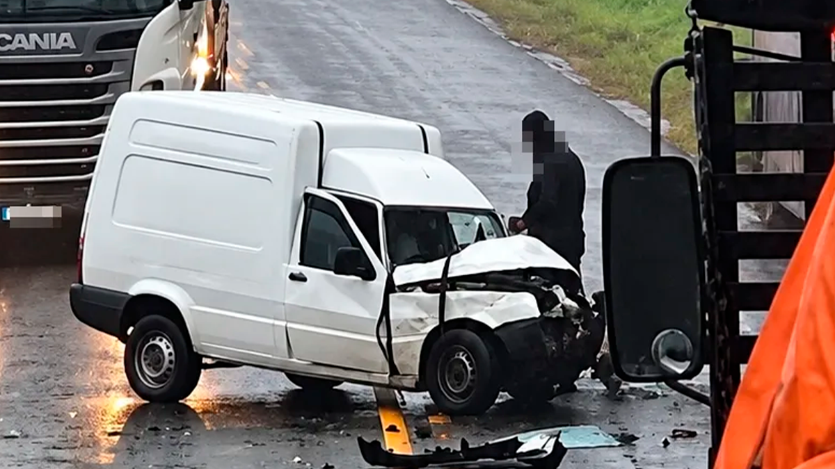 Colisão entre ônibus e Fiorino deixa motorista ferido na PR-466 em Manoel Ribas