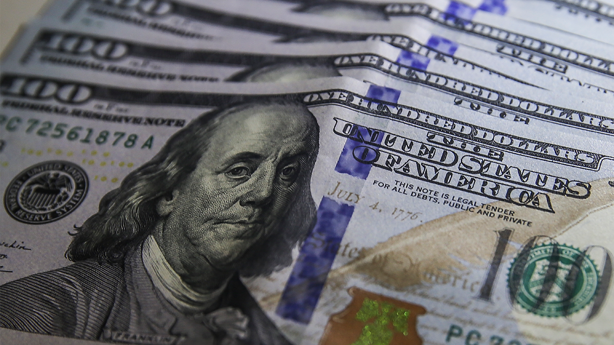 Dólar recua para R$ 5 e Ibovespa supera 200 mil pontos após resultado do 1º turno das Eleições 2026