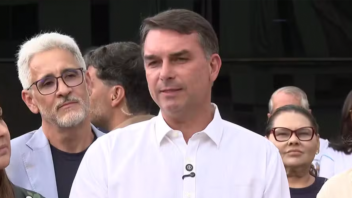 Flávio Bolsonaro realiza primeira visita ao pai após liberação do STF em Brasília
