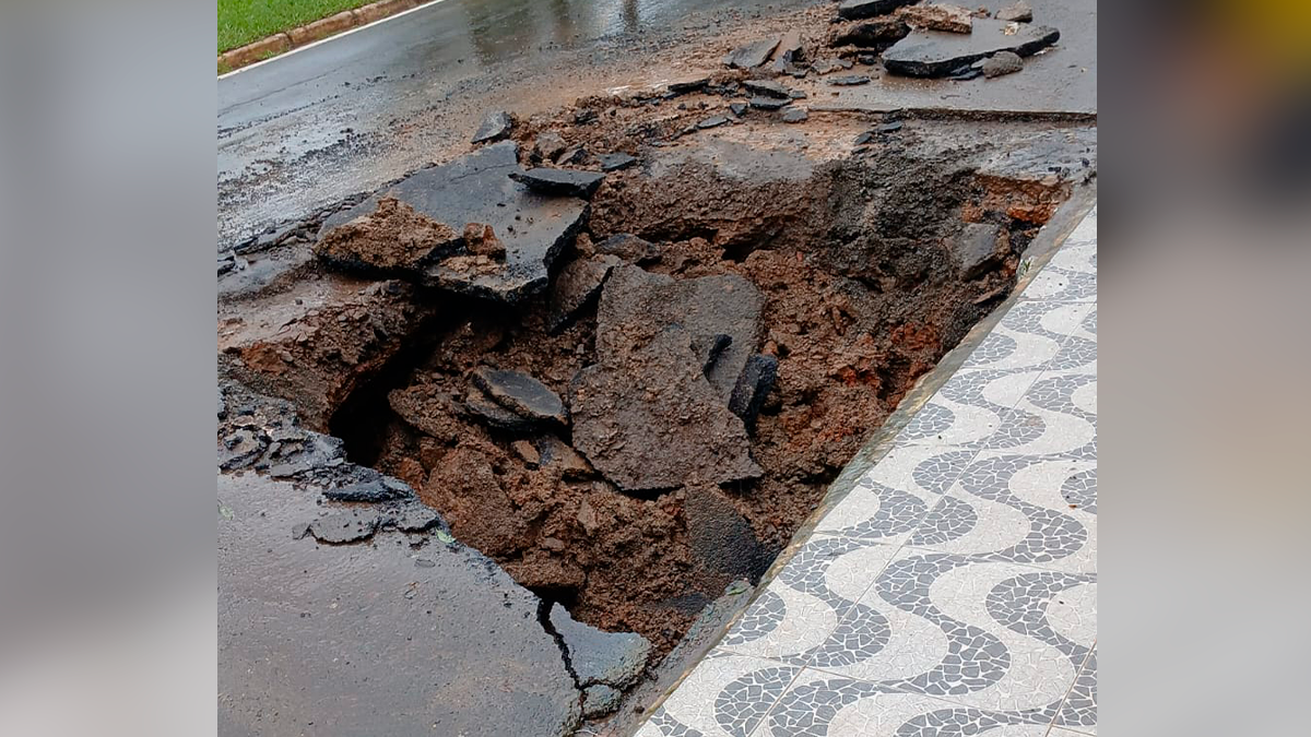 Avenida Paraná é interditada em frente à Polícia Militar após terra ceder sob o asfalto em Cândido de Abreu