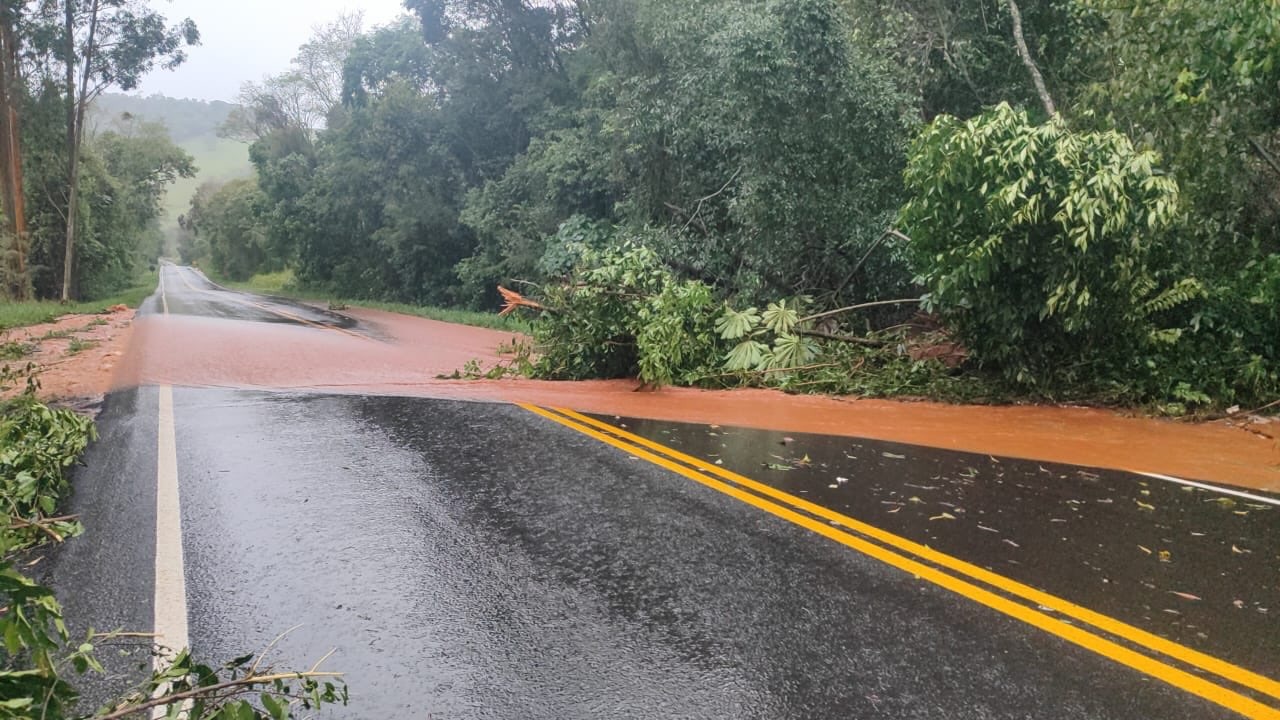 Nova queda de barreira interdita trecho da PR-487 na Linha Munhoz, entre Cândido de Abreu e Manoel Ribas