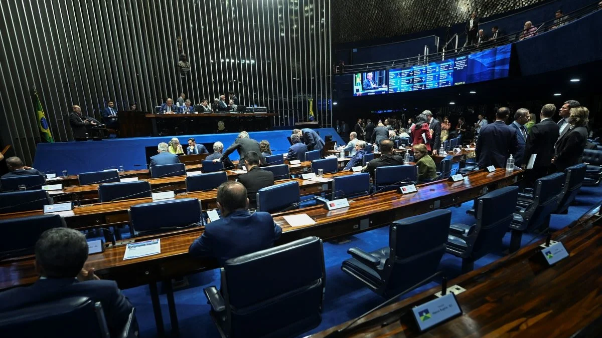 Senado aprova PEC que acaba com a escala 6x1 e reduz jornada semanal para 40 horas sem corte salarial