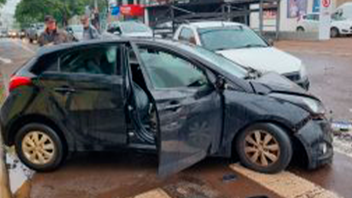 Perseguição policial a caminhão-baú causa múltiplos acidentes e tiros no Centro de Cascavel